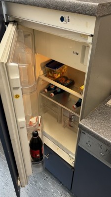 1 Küchenzeile, ca. 3 lfd. m bestehend aus Kühlschrank,